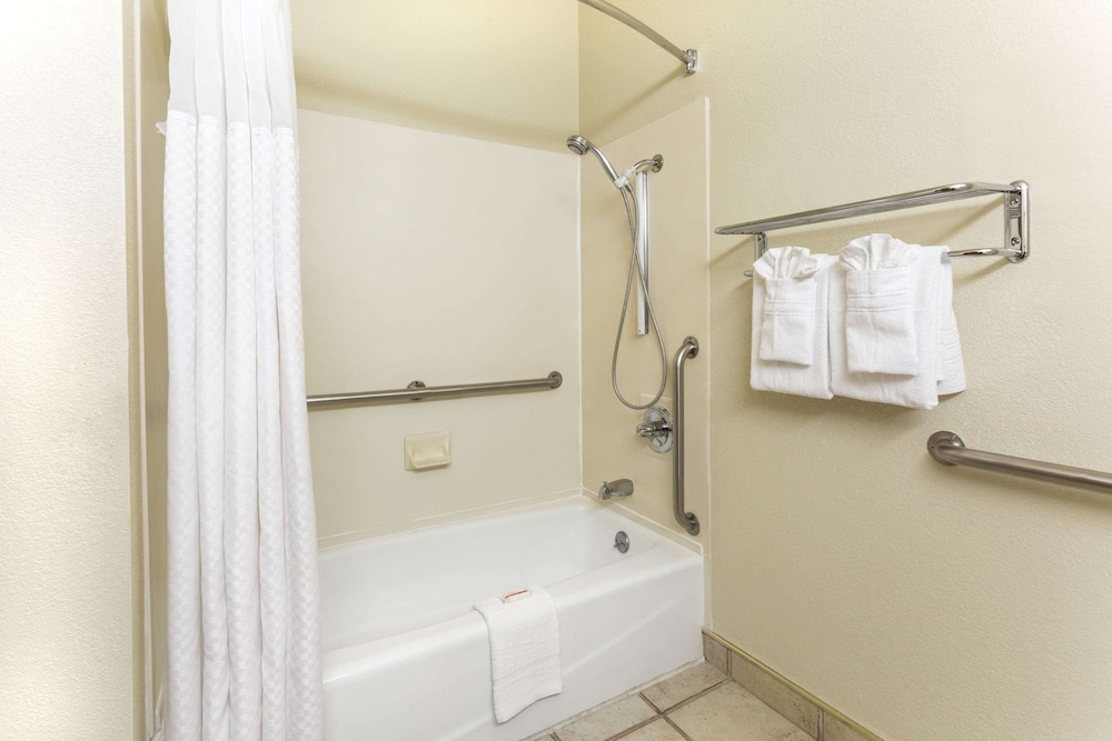 Standard Room, 1 King Bed, Accessible - Photo 3