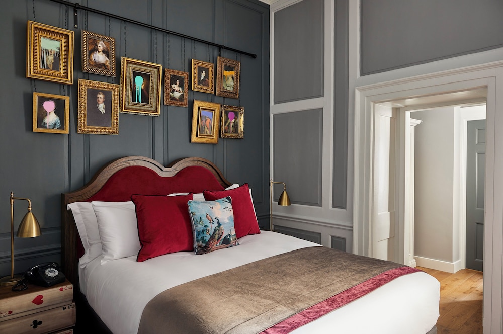 Premium Room, 1 King Bed (Minifridge) photo 1