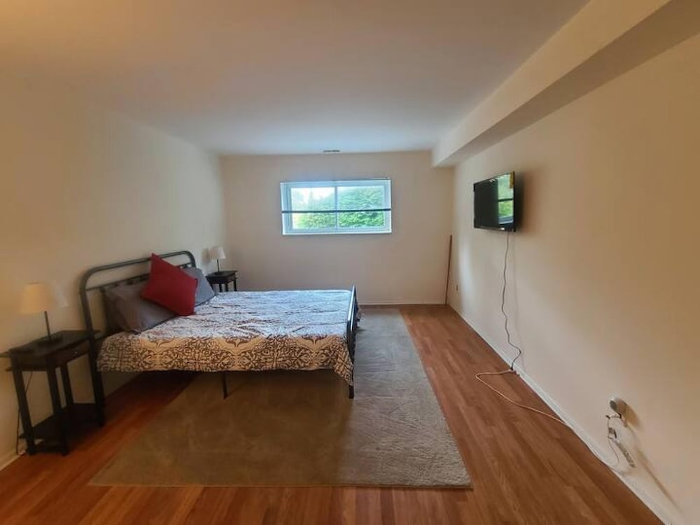 2BR 2B Clean Spacious Great Location, Photo 2
