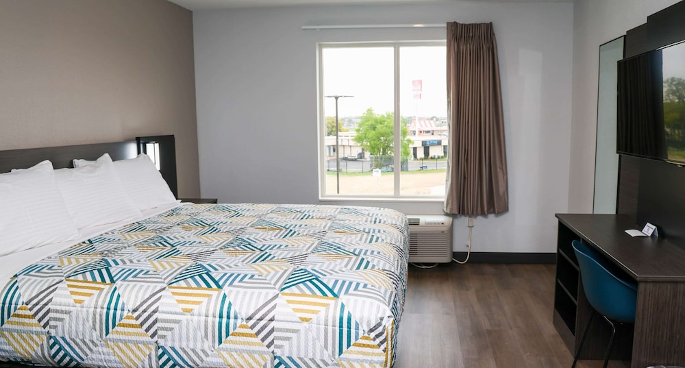 Standard Room, 1 King Bed, Non Smoking, Kitchenette - Photo 4