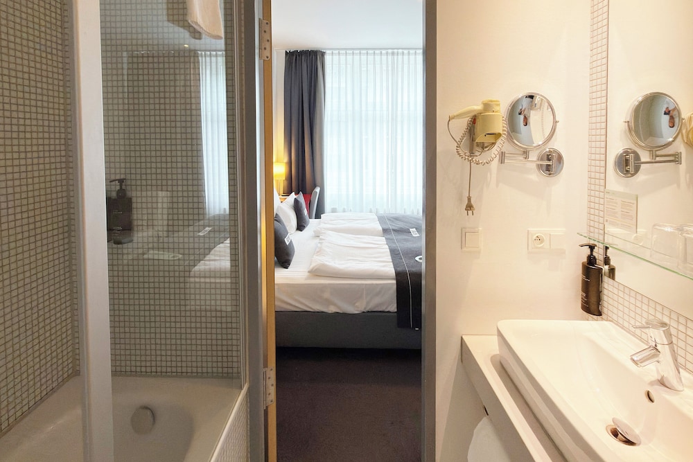 Standard Room, 1 King Bed - Photo 7