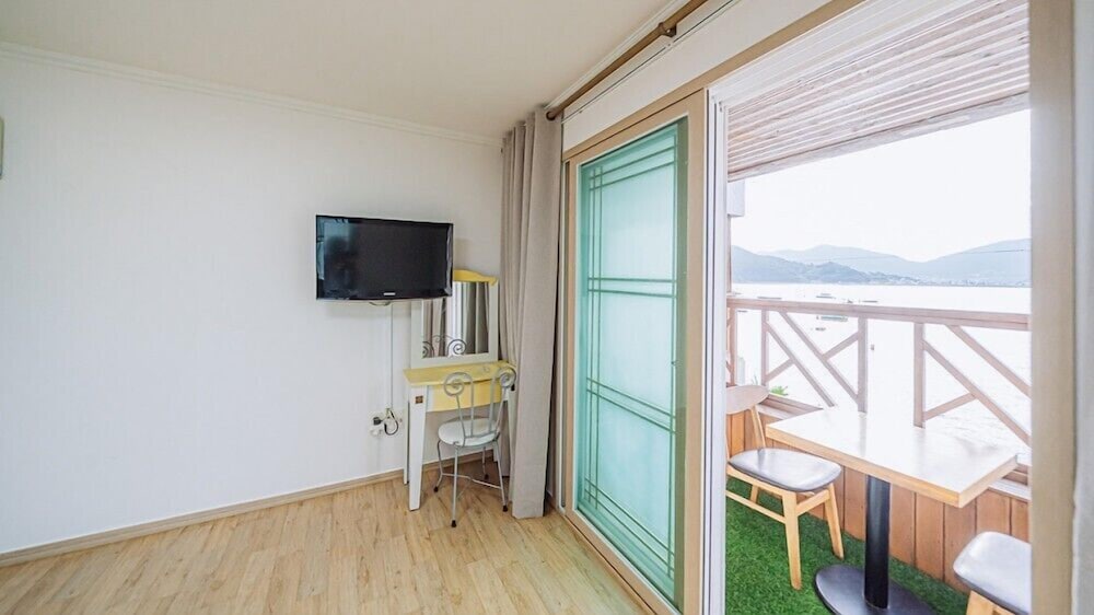 Room (301) photo 2
