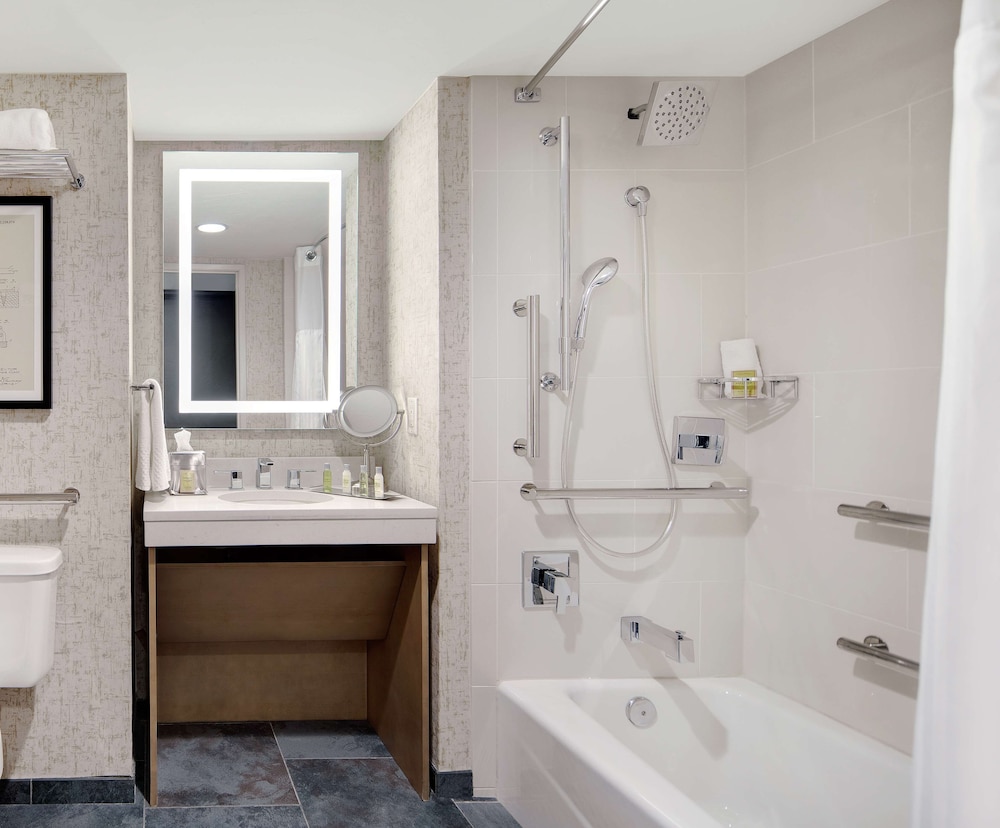 Room, 1 Queen Bed, Accessible, Bathtub - Photo 5