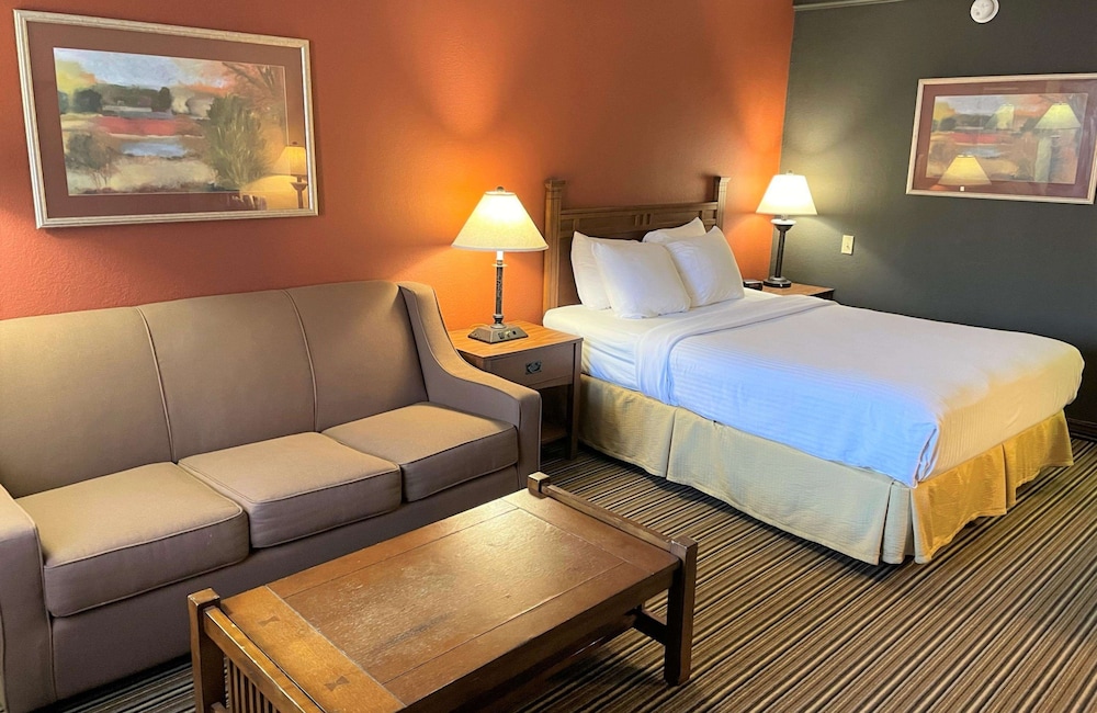 Standard Room, 1 Queen Bed With Sofa Bed, Non Smoking (With Sofabed) photo 1