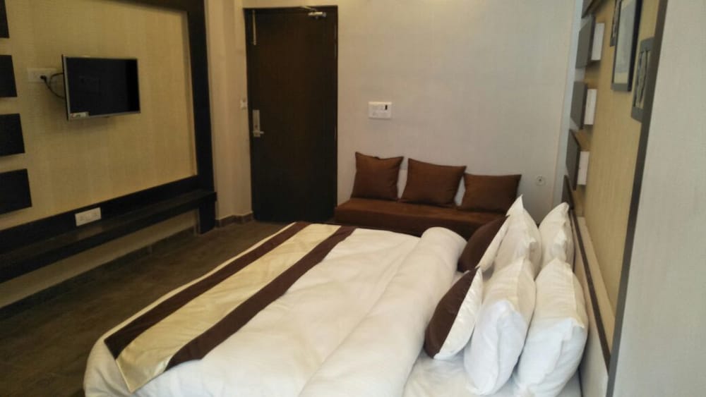 Premium Room, 1 King Bed photo 2