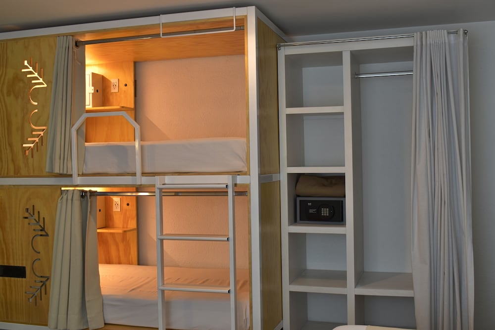 1 bed in 6-Bed Mixed Deluxe Dorm Ensuite photo 2