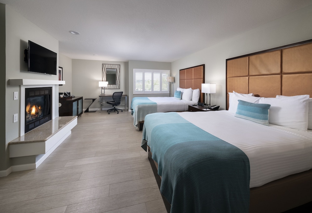 Standard Room, 2 Queen Beds, Fireplace - Photo 1