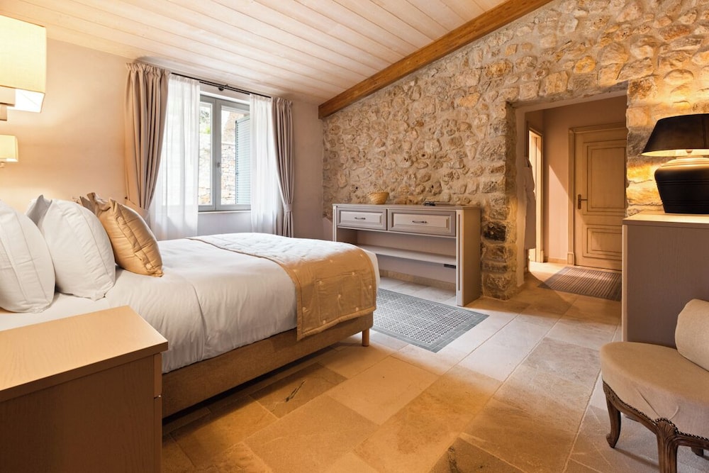 Deluxe Studio Suite