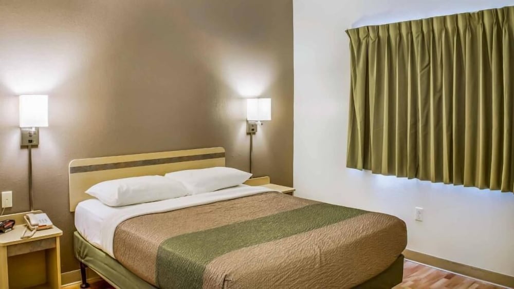 Standard Room, 1 Queen Bed, Non Smoking - Photo 3