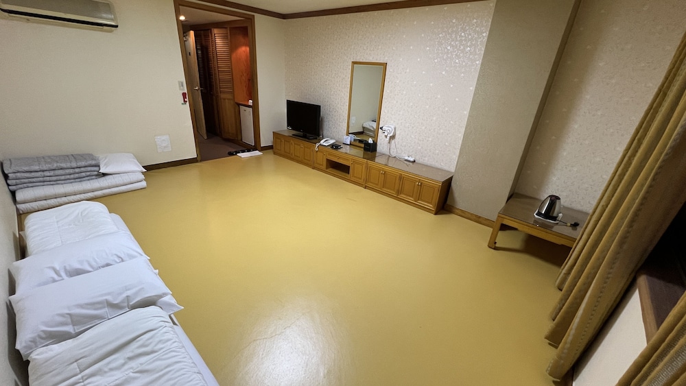 Family Room (3-person) photo 2