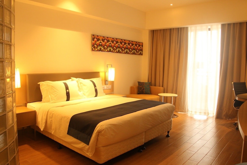Standard Room, 1 King Bed, Sea View photo 2