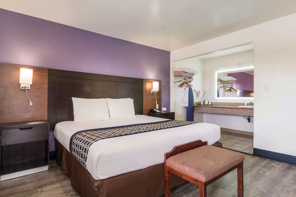 Suite, 1 King Bed, Non Smoking photo 3