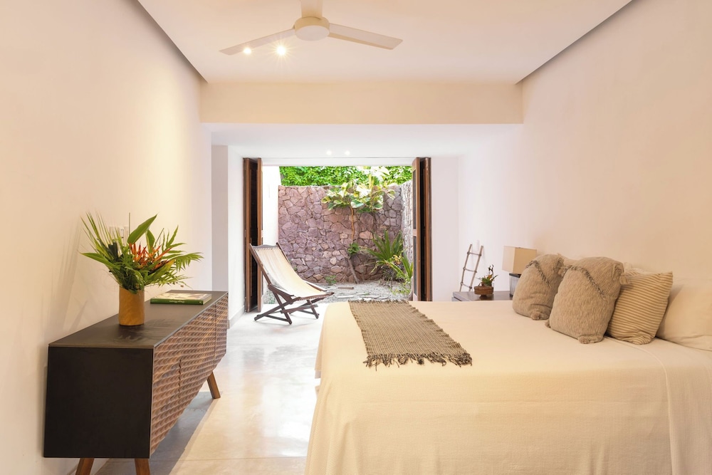 Deluxe Room, 1 King Bed, Garden View photo 1