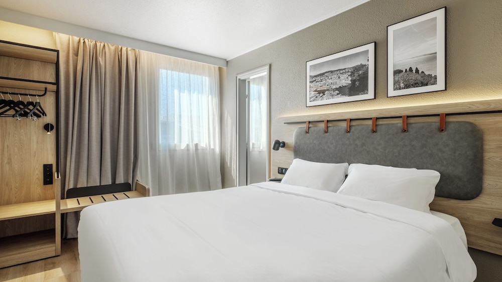 Junior Suite, 1 Queen Bed with Sofa bed - Photo 1