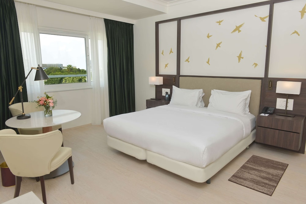 Room, 1 King Bed, Pool View - Photo 4