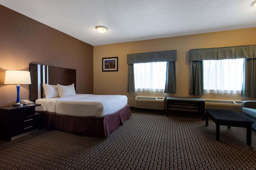 Suite, 1 King Bed, Non Smoking - Photo 2