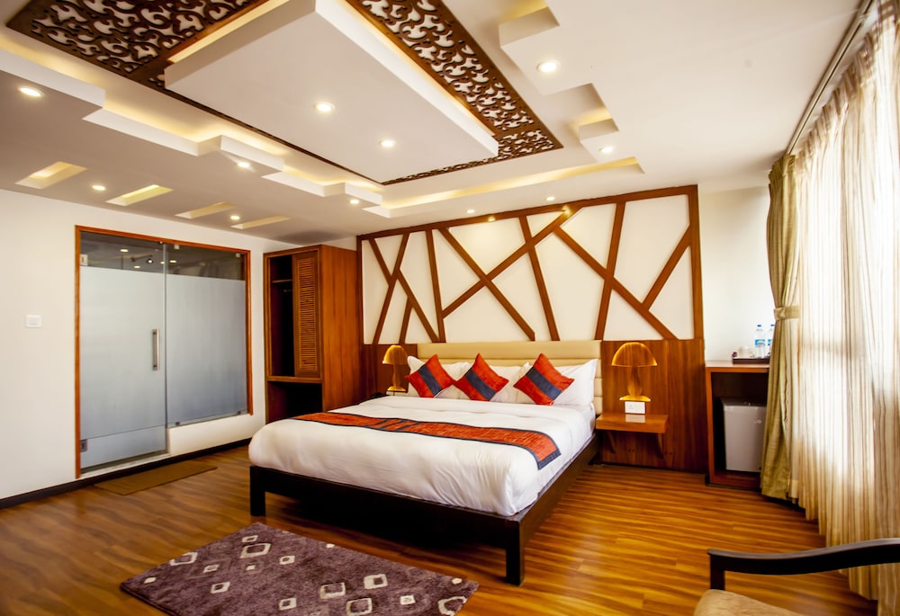 Executive Suite, 1 King Bed, Balcony (Complimentary Airport Pick-up) photo 3