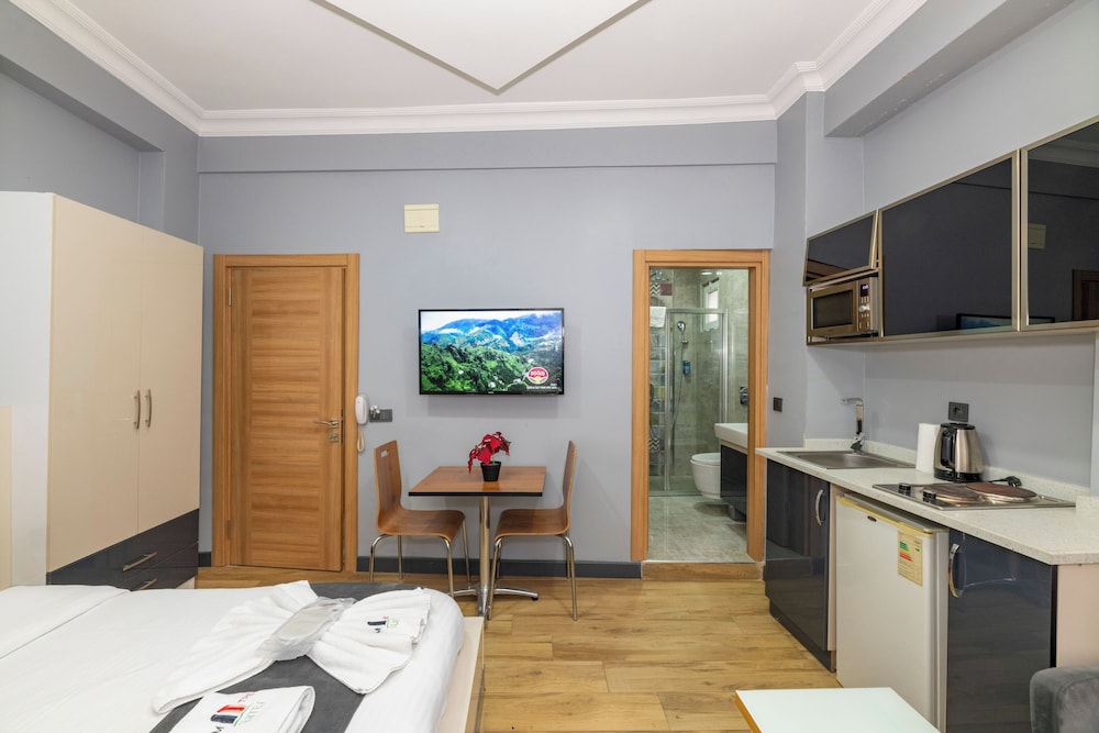 B) Standard Suite photo 3