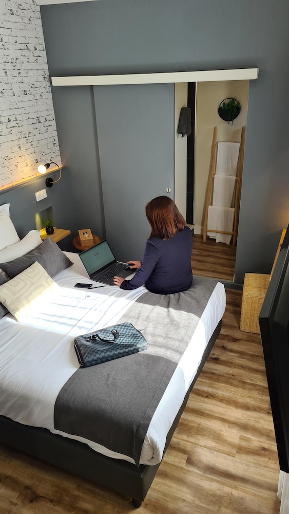 Standard Suite, City View - Photo 25