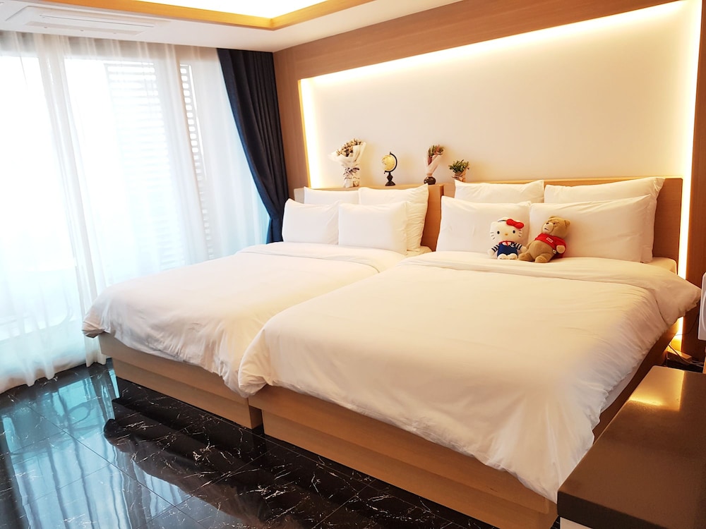 Bonnita, Family Room