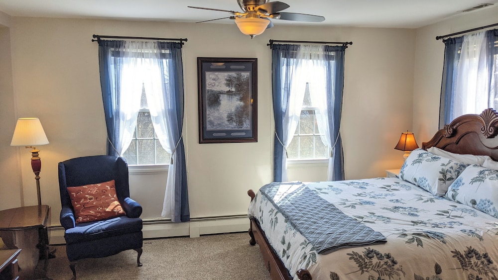 Romantic Suite, 1 King Bed, Jetted Tub photo 1