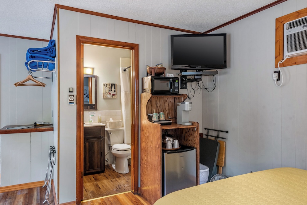 Family Double Room, 2 Queen Beds (Room 10) photo 2