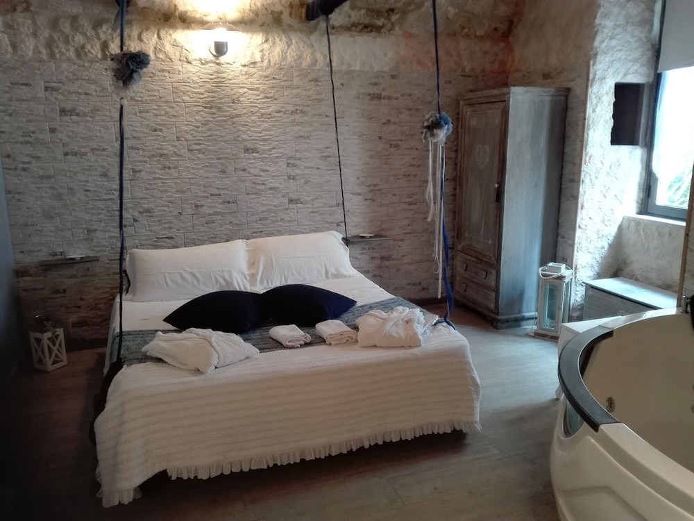 Honeymoon Suite, 1 Bedroom, Jetted Tub, Ground Floor
