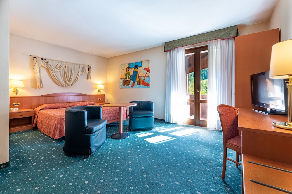 Classic Double or Twin Room, 1 Double Bed, Mountain View
