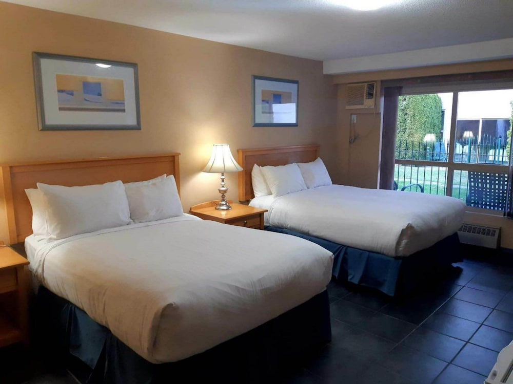 Room, 2 Double Beds, Poolside