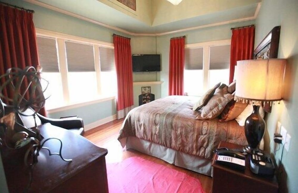 Deluxe Room, 1 King Bed - Photo 7