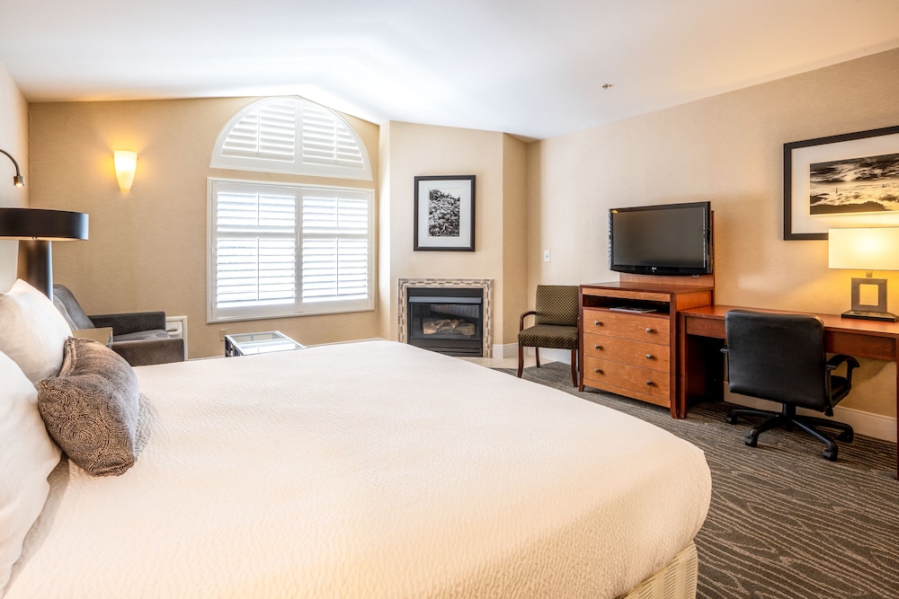 Suite, 1 King Bed, Non Smoking, Fireplace (2nd Floor) - Photo 1
