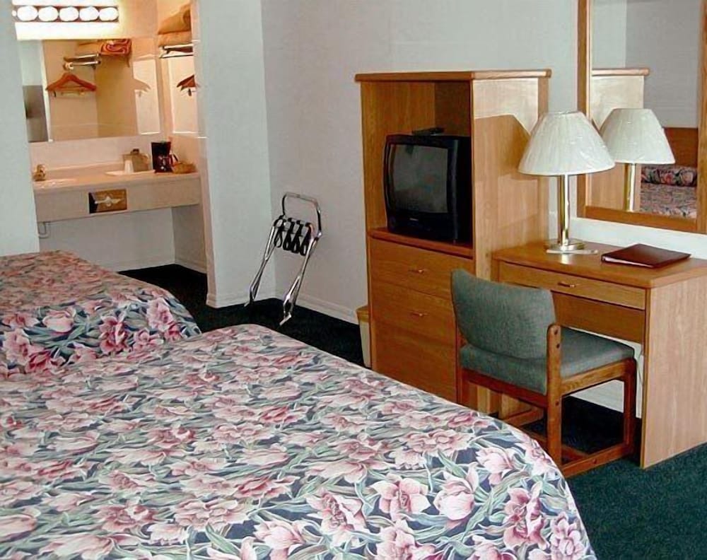 Deluxe Room, 2 Queen Beds photo 2
