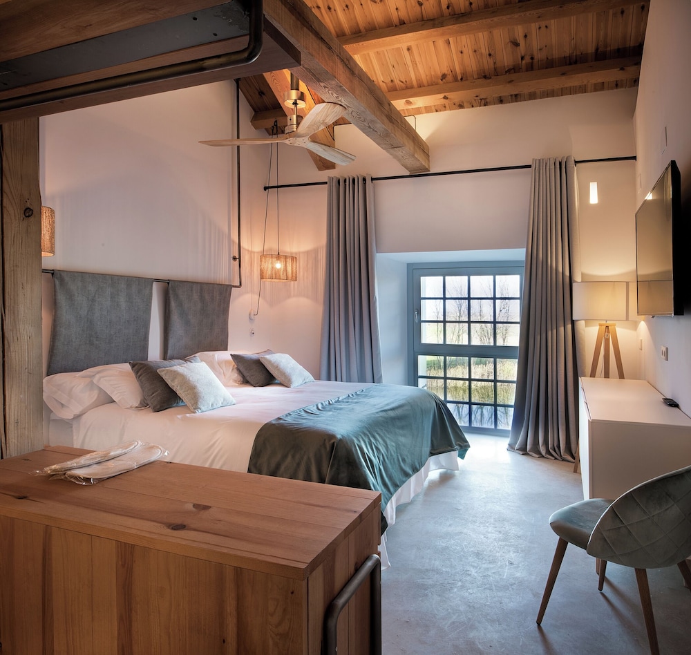 Standard Double Room: 202, 203, 204