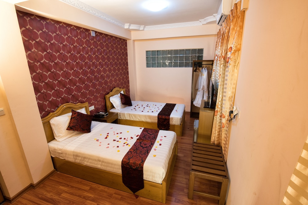 Superior Twin Room, 1 Bedroom, Private Bathroom, City View photo 3
