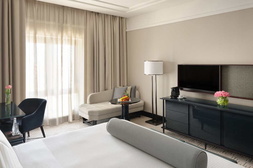 Deluxe Room, 1 King Bed, City View thumbnail 6