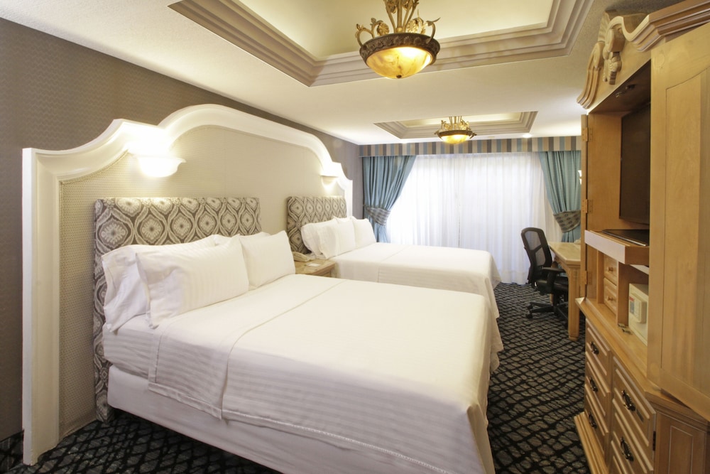 Premium Room, 2 Queen Beds - Photo 1