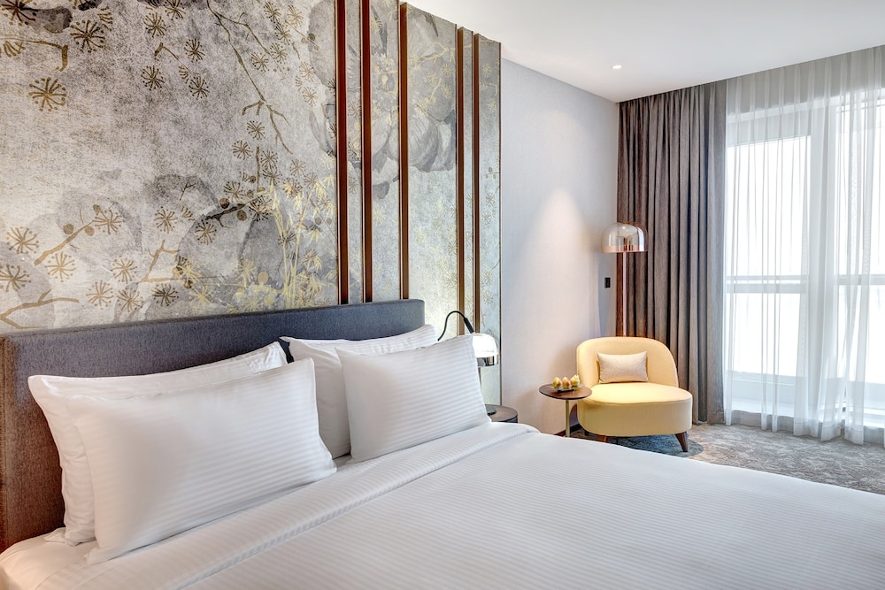 Premium Room, 1 King Bed (Sky.) photo 3
