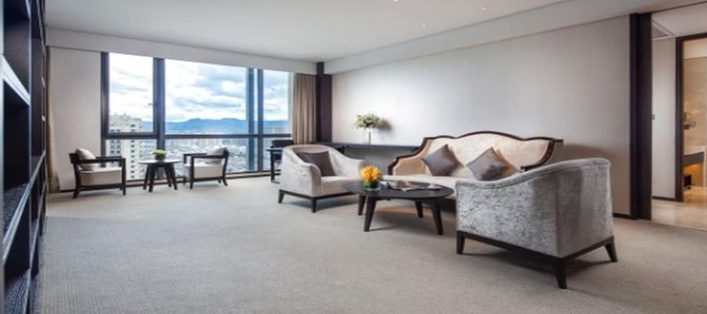 Executive Suite, 1 King Bed, Smoking (2 Bedrooms) photo 2