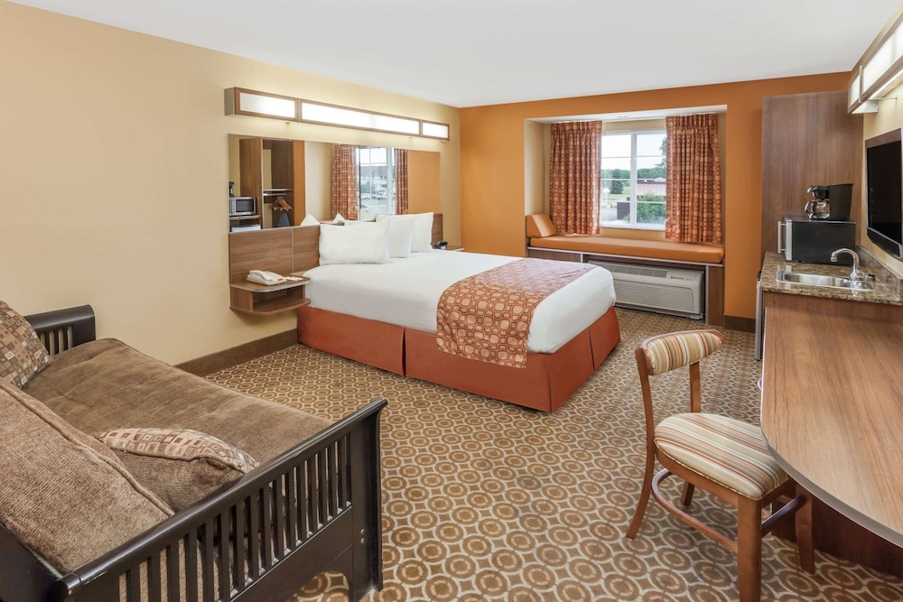 Deluxe Studio Suite, 1 Queen Bed, Non Smoking - Photo 4
