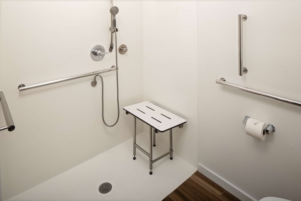 Room, 1 King Bed, Accessible (Roll-in Shower) thumbnail 6