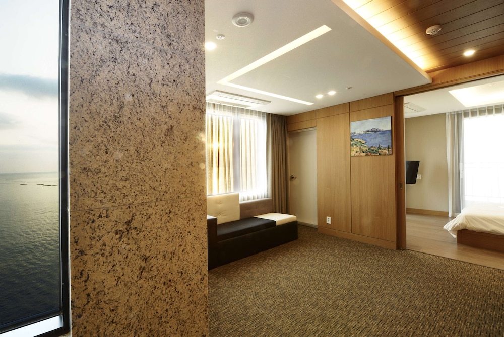 Junior Corner Suite ( Panorama Ocean View) photo 3