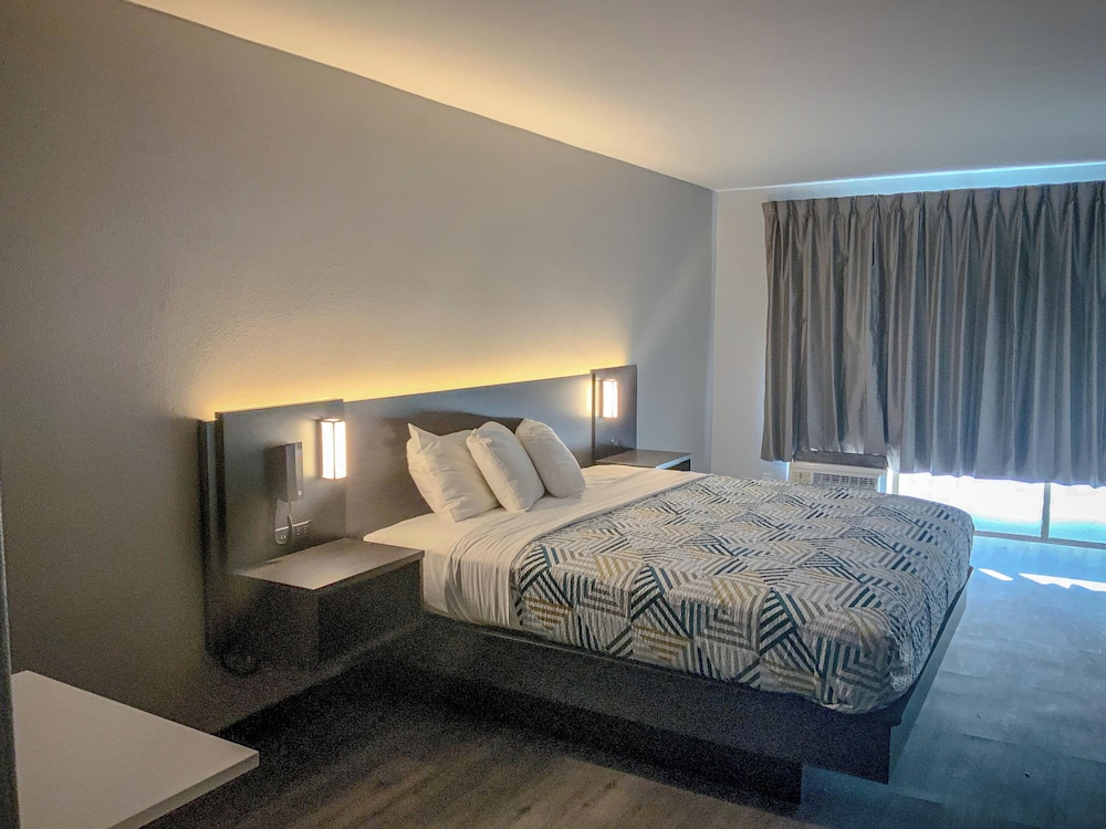 Standard Room, 1 King Bed, Smoking - Photo 5