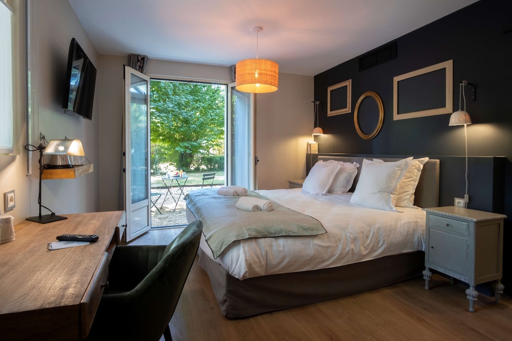 Deluxe Room, 1 King Bed, Terrace, Park View - Photo 3