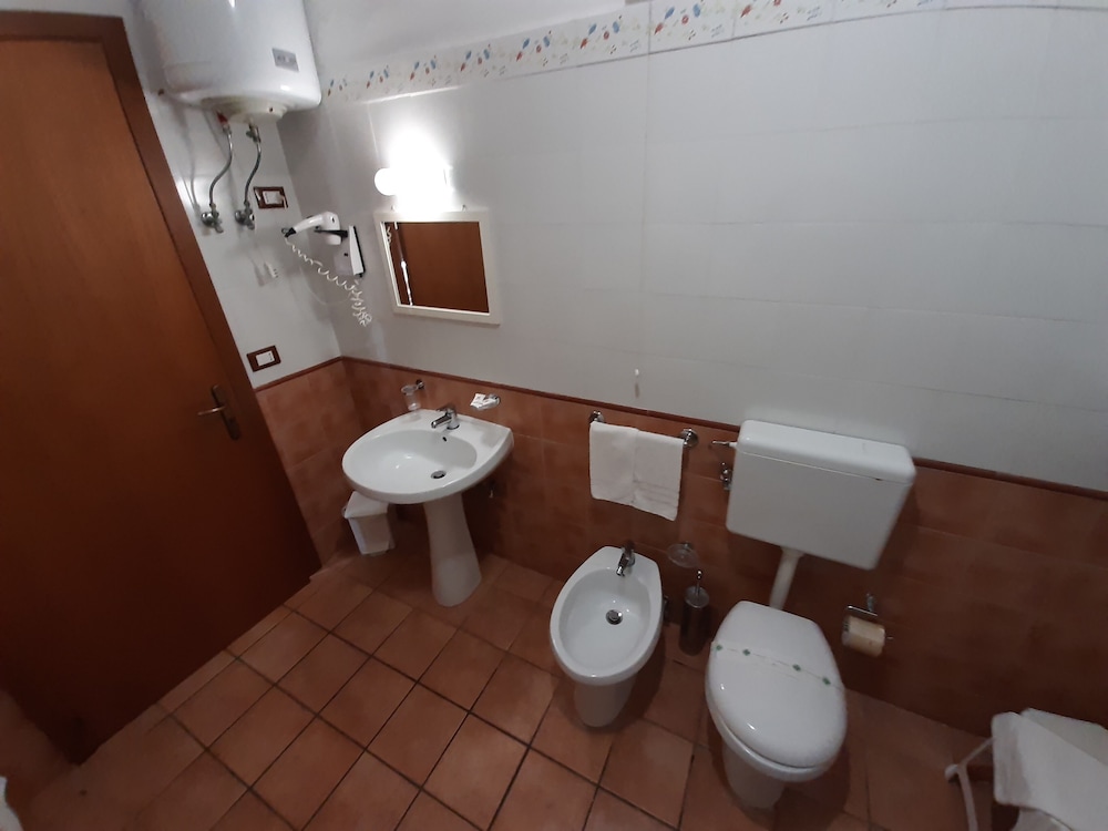 Deluxe Double Room - Photo 18