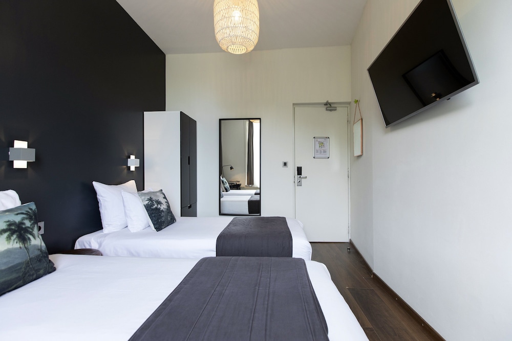 Twin Room, Private Bathroom, Canal View photo 2