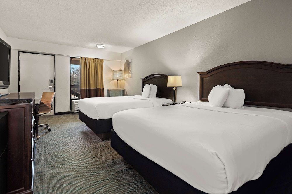 Standard Room, 2 Queen Beds, Non Smoking photo 2