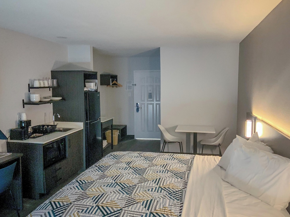 Standard Room, 1 King Bed, Smoking - Photo 3