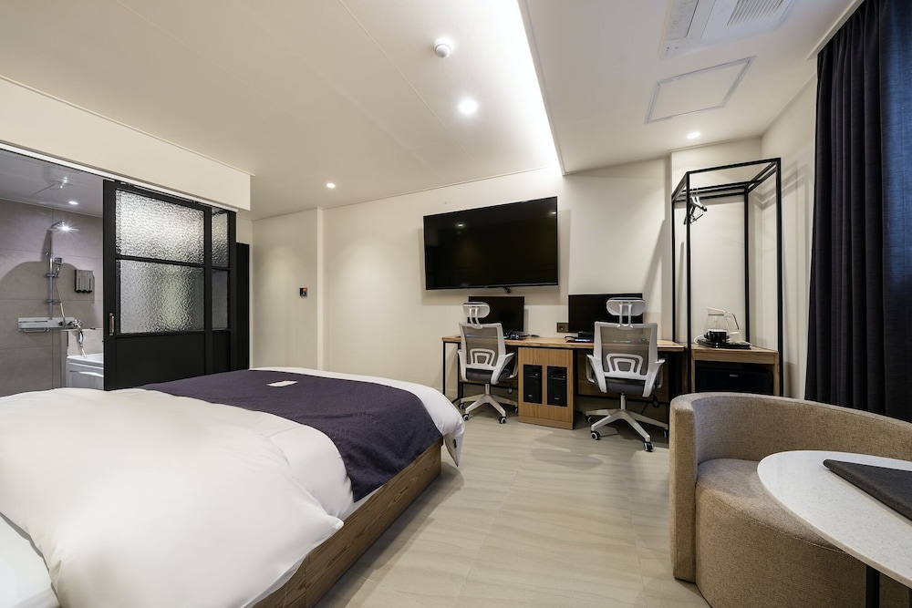 Deluxe Room, 1 Double Bed - Photo 12