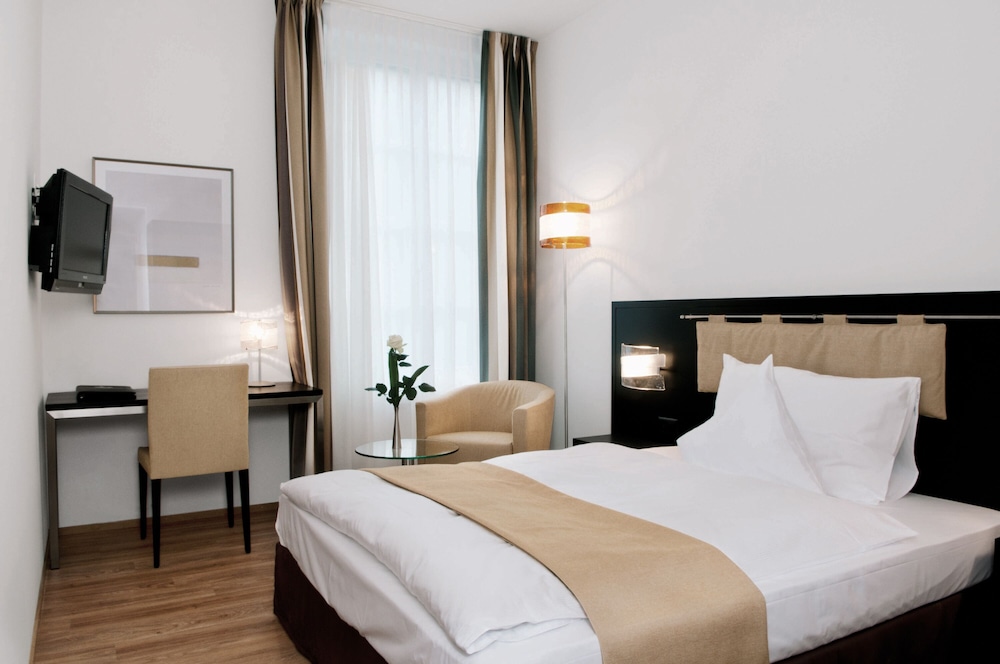 Economy Room, 1 Queen Bed - Photo 3