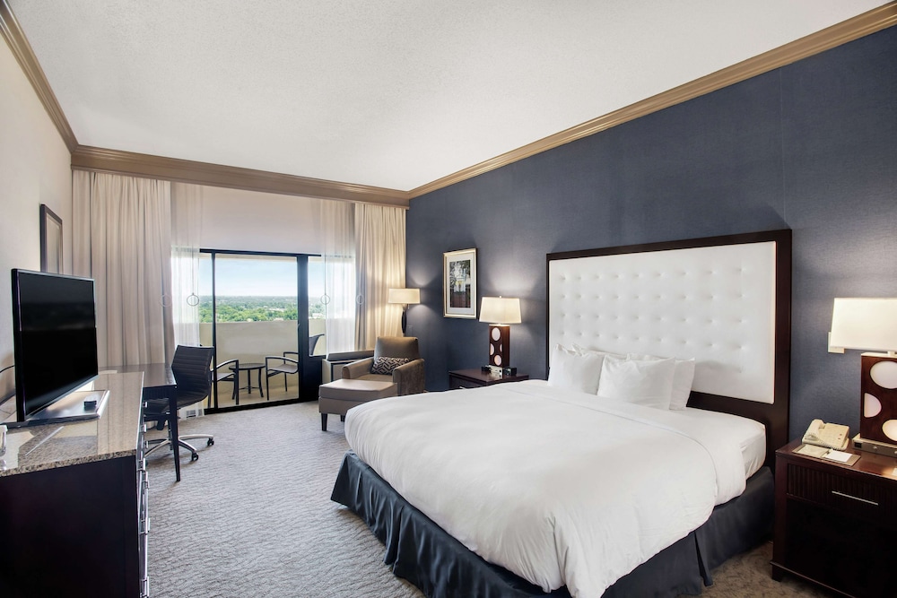 Executive Room, 1 King Bed, Accessible, Non Smoking (Roll-in Shower) photo 1